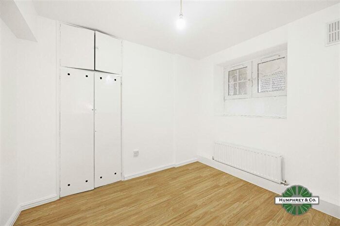 3 Bedroom Flat To Rent In Pinchin Street, E1