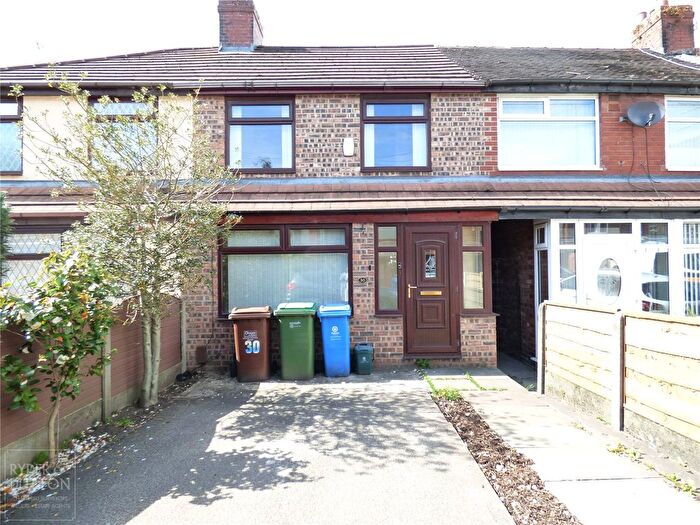 3 Bedroom Town House To Rent In Fife Avenue, Chadderton, Oldham, OL9