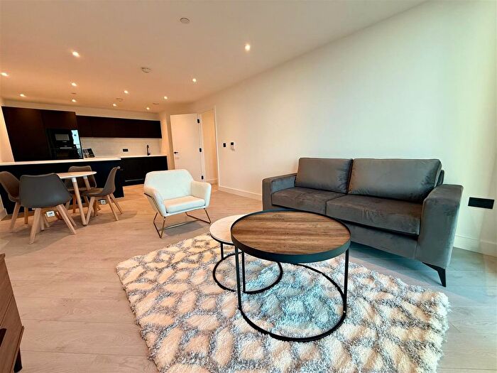 2 Bedroom Flat To Rent In Trinity Way, Manchester, M3