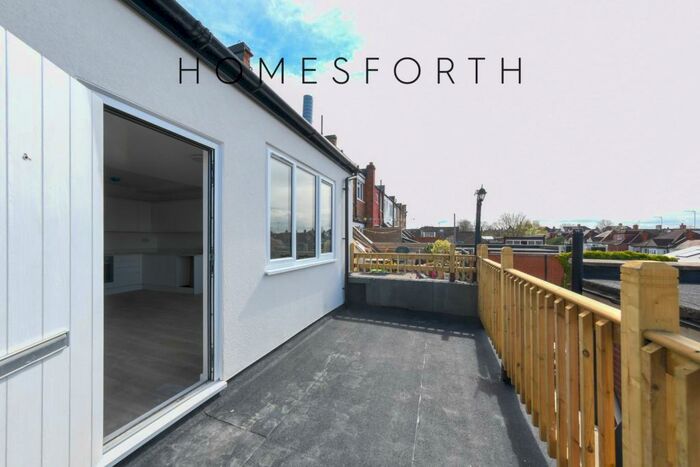 2 Bedroom Maisonette To Rent In Finchley Road, Temple Fortune, NW11