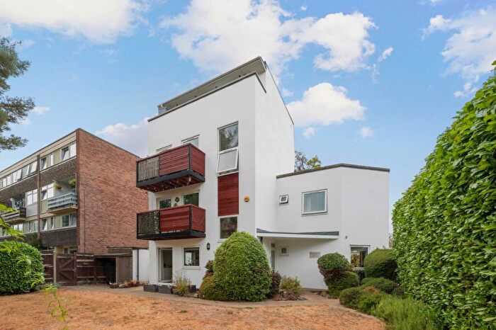2 Bedroom Flat For Sale In Station Avenue, Walton-on-Thames, KT12