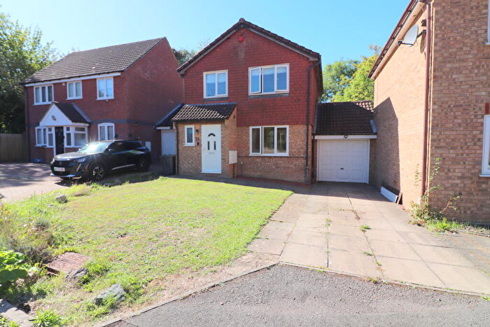 3 Bedroom Detached House For Sale In Benington Close, Bushmead, Luton, LU2