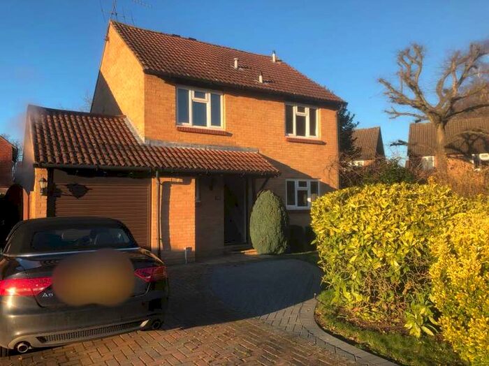 4 Bedroom Detached House To Rent In Alterton Close, Woking, GU21