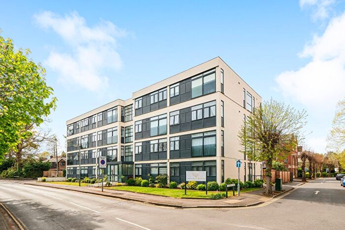 1 Bedroom Flat For Sale In Pyrford Road, West Byfleet, Surrey, KT14