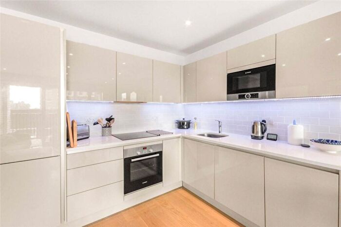 2 Bedroom Flat To Rent In Sayer Street, Elephant And Castle, London, SE17