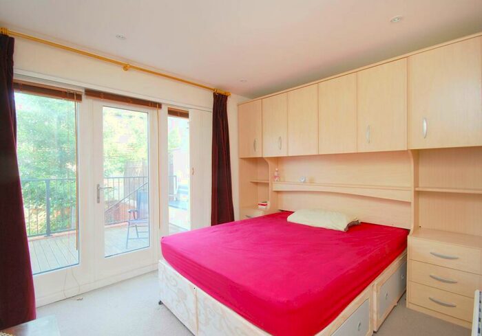 2 Bedroom Flat To Rent In Denning Mews, Balham, London, SW12