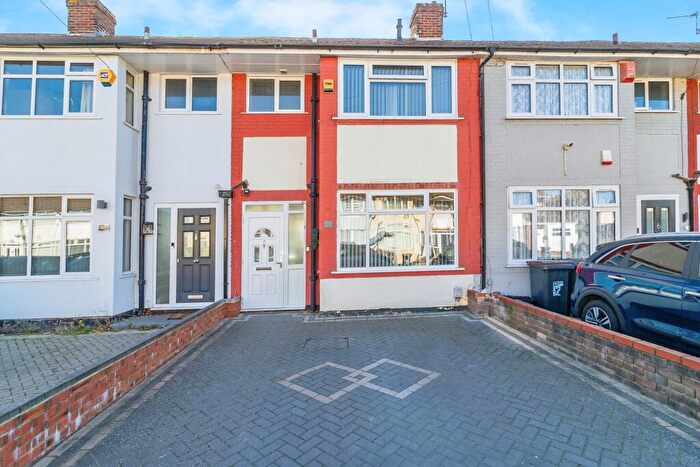 3 Bedroom Terraced House For Sale In Elmore Road, Luton, LU2