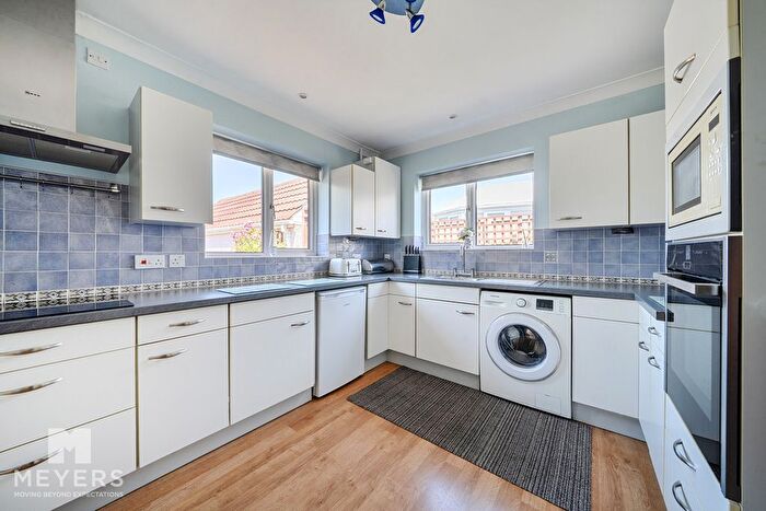 2 Bedroom Detached Bungalow For Sale In Walls View Road, Wareham, BH20 - Photo 4