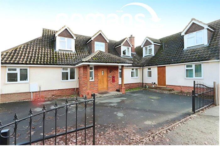 4 Bedroom Semi-Detached House To Rent In St. Johns Road, Farnborough, GU14