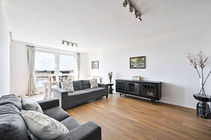 2 Bedroom Flat To Rent In Holyport Road, Fulham, London, SW6