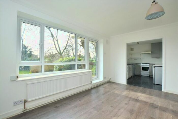 2 Bedroom Flat To Rent In Oakcroft Road, London, SE13