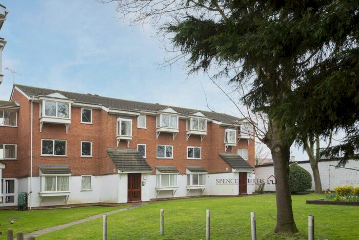 2 Bedroom Flat To Rent In Braithwaite Avenue, Romford, Essex, RM7