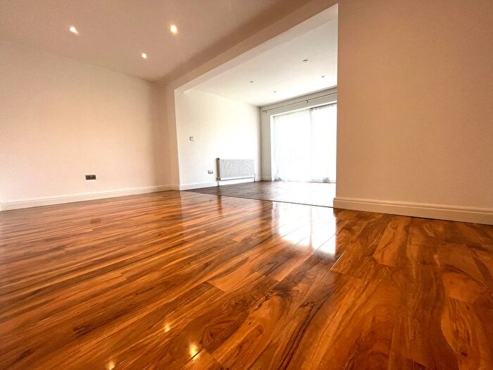 4 Bedroom Semi-Detached House To Rent In Woodhall Lane, Watford, WD19