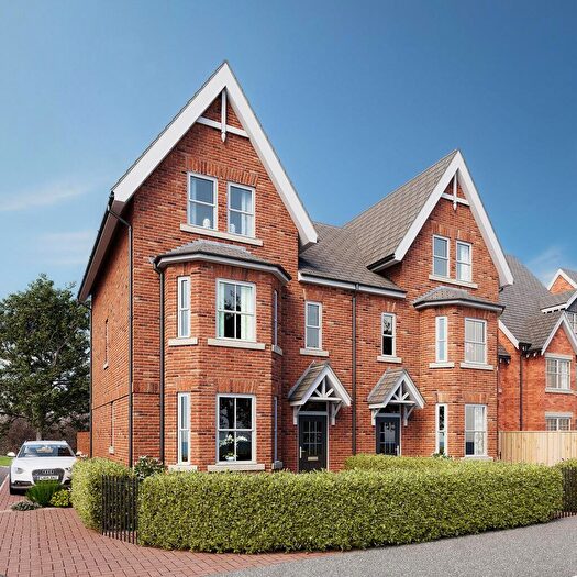 4 Bedroom Semi-Detached House For Sale In Pemberley Avenue, Bedford, MK40