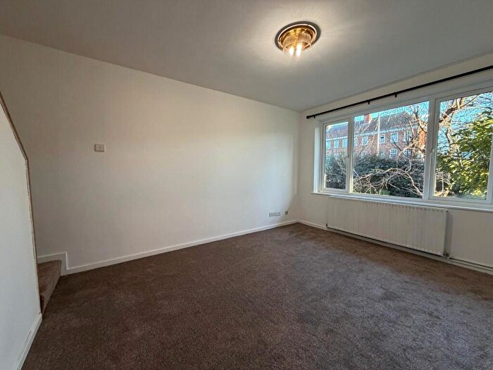 2 Bedroom Maisonette To Rent In Ballards Lane, London, N3