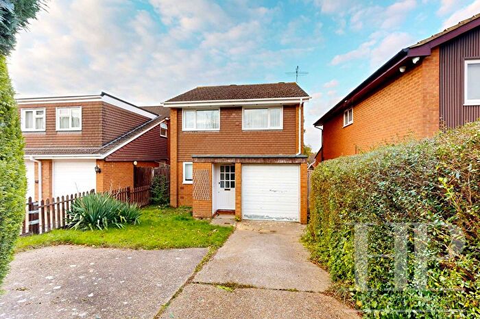 4 Bedroom Detached House For Sale In Lingfield Drive, Worth, RH10