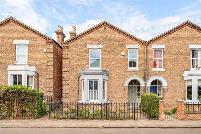 4 Bedroom Semi-Detached House For Sale In Glebe Road, Bedford, MK40