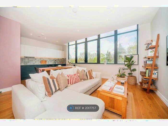 2 Bedroom Flat To Rent In Littleworth Road, Esher, KT10