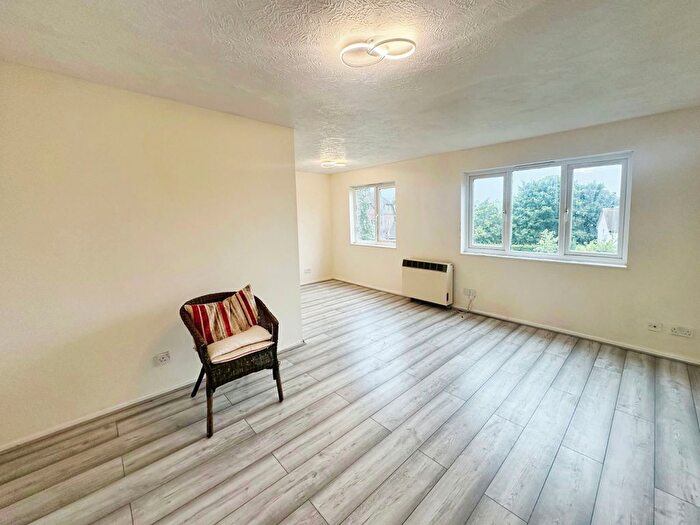 2 Bedroom Flat To Rent In Abbots Rise, Redhill, RH1