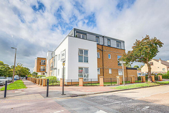 2 Bedroom Apartment For Sale In Rayleigh Road, Leigh-on-sea, SS9