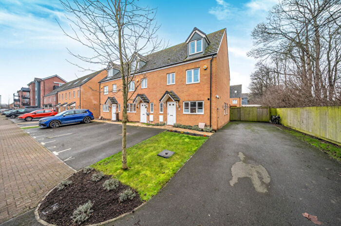 4 Bedroom End Of Terrace House For Sale In Fauna Field, Dunstable, Bedfordshire, LU5