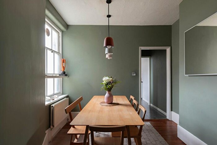 2 Bedroom Flat For Sale In Guide £, - £, Quested Court, Brett Road, Hackney Central, E8