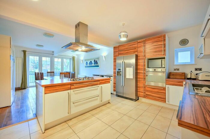 4 Bedroom Bungalow To Rent In Delta Road, Worcester Park, KT4