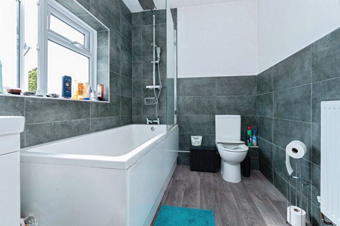2 Bedroom Flat For Sale In Feversham Avenue, Bournemouth, BH8