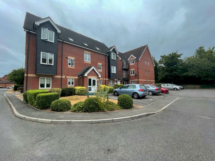 2 Bedroom Apartment To Rent In Gould Close, Newbury, RG14