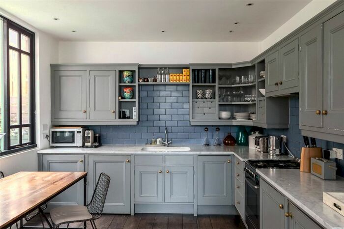 3 Bedroom Flat To Rent In Portobello Road, North Kensington, London, W10