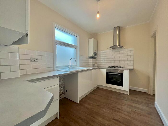 3 Bedroom Flat To Rent In High Street, Sutton, SM1