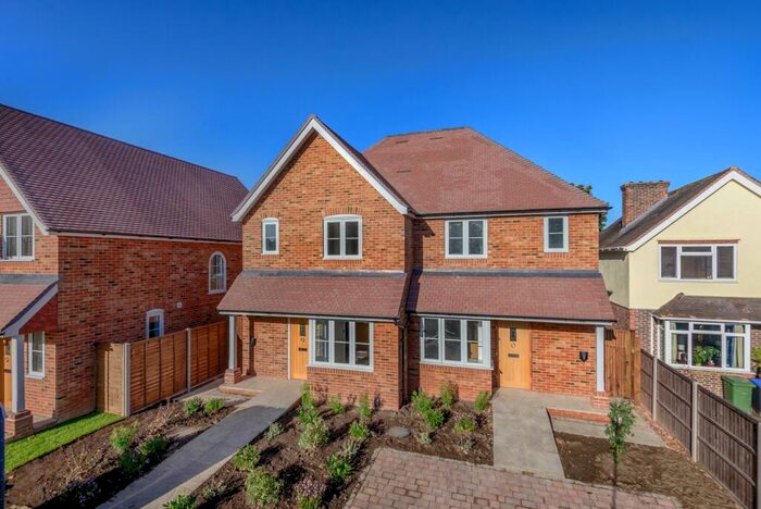 3 Bedroom Semi-Detached House To Rent In Beechwood Road, Knaphill, GU21