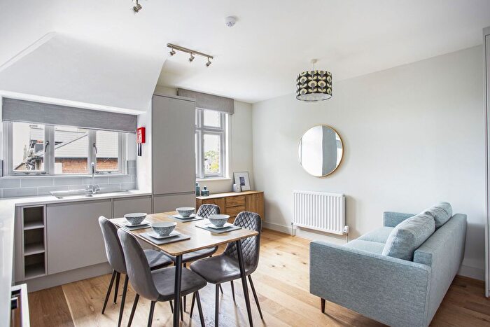 2 Bedroom Flat To Rent In Earlsfield Road, London, SW18