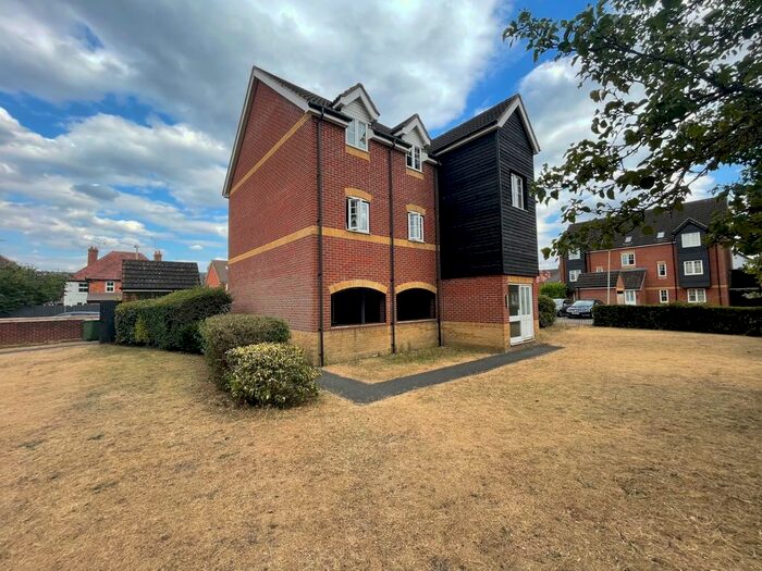 2 Bedroom Flat To Rent In Harbury Court, Newbury, RG14
