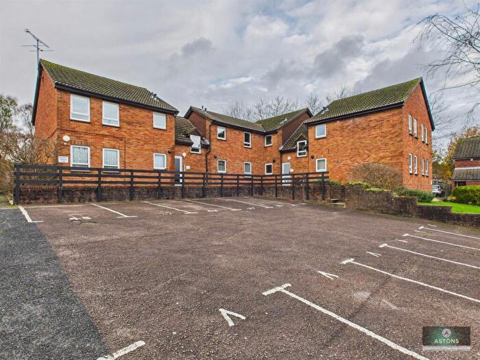 Flat To Rent In Hillingdale, Tollgate Hill, RH11