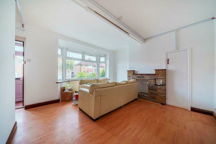 4 Bedroom Semi-Detached House To Rent In Orchard Grove, Edgware, HA8