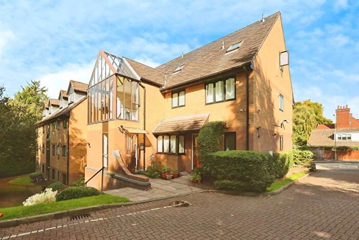 3 Bedroom Flat For Sale In Hagden Lane, Watford, WD18