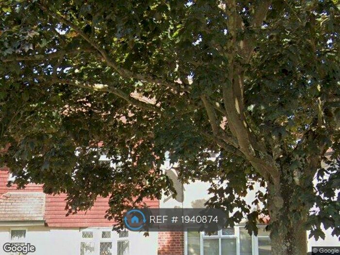 4 Bedroom Semi-Detached House To Rent In Bassetts Way, Farnborough, Orpington, BR6