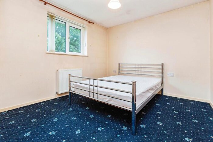 3 Bedroom End Of Terrace House For Sale In Bracken Way, Aylesbury, HP21