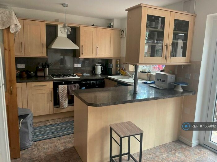 4 Bedroom Semi-Detached House To Rent In Fosters Lane, Milton Keynes, MK13