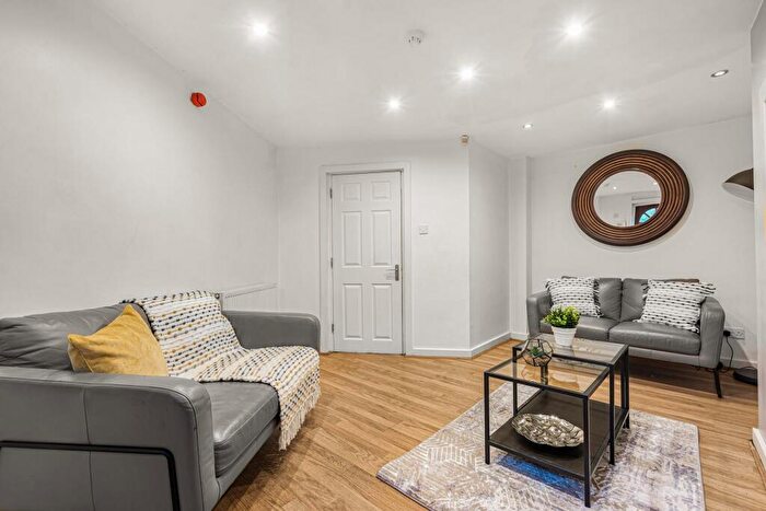 3 Bedroom Flat To Rent In Hyde Park Terrace, Leeds, LS6