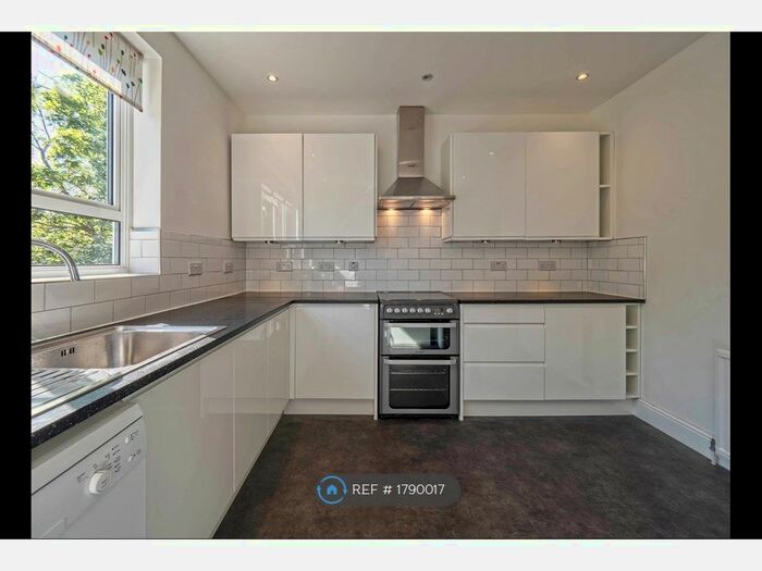 2 Bedroom Flat To Rent In Beechwood Close, London, N2