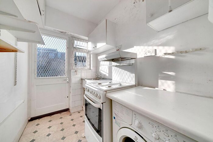 1 Bedroom Flat For Sale In A Eastbury Grove, London, W4