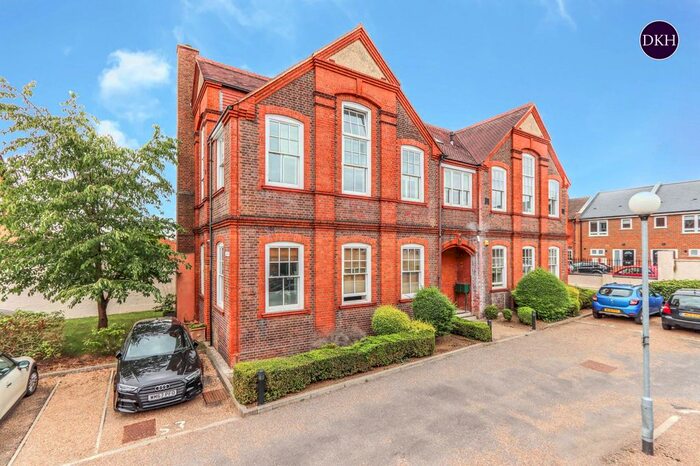 2 Bedroom Flat To Rent In College Yard, Gammons Lane, Watford, Hertfordshire, WD24