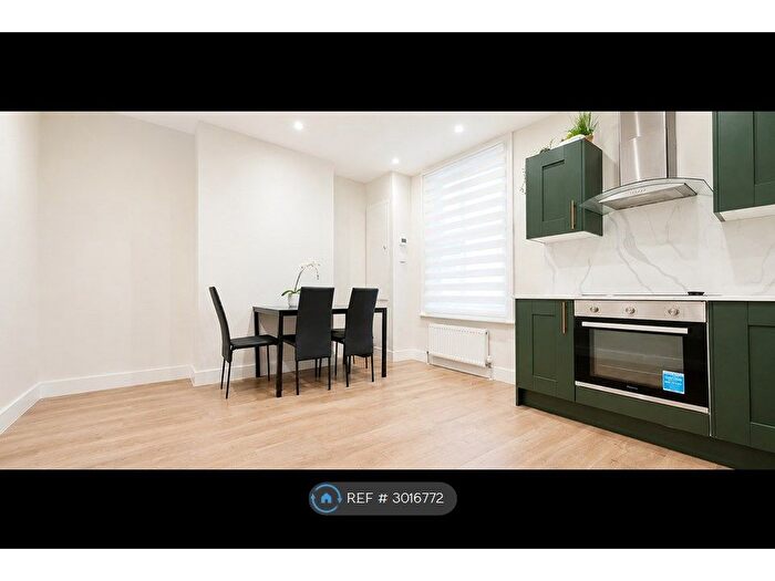 2 Bedroom Flat To Rent In Dermody Gardens, London, SE13