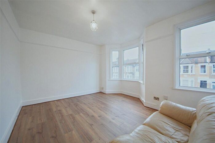 2 Bedroom Flat To Rent In Carnarvon Road, Leyton, E10