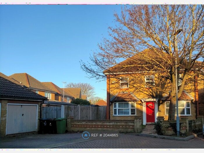 5 Bedroom Detached House To Rent In Foxglove Road, Rush Green, RM7