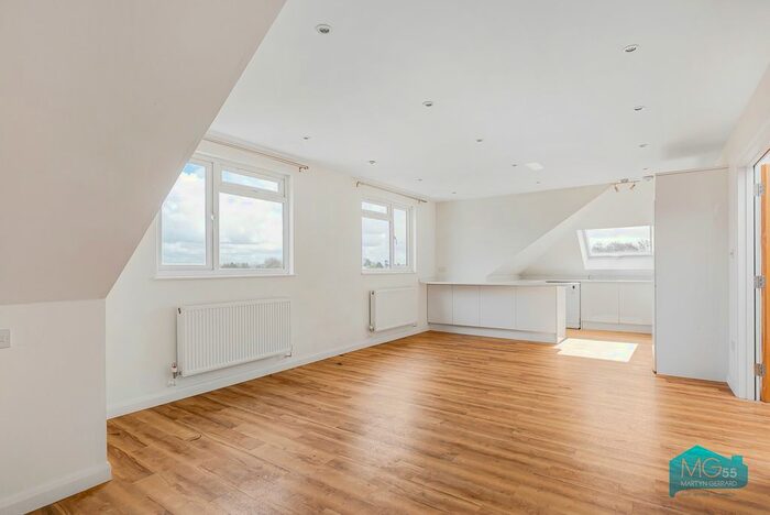 2 Bedroom Flat To Rent In Torrington Avenue, North Finchley, London, N12