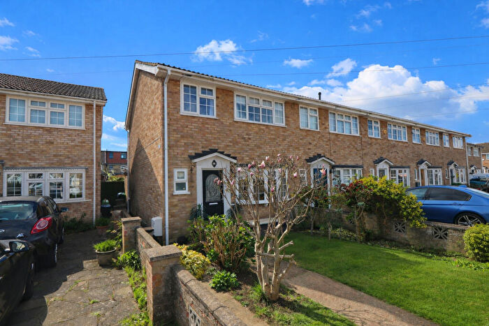 3 Bedroom End Of Terrace House For Sale In Amberley Way, Romford, RM7