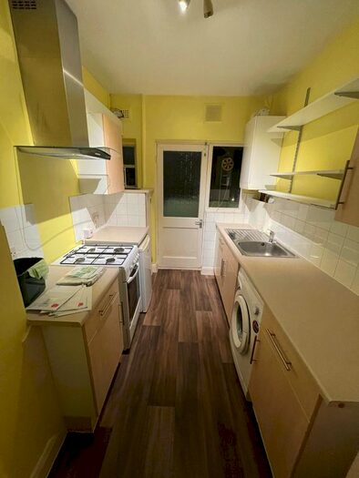 2 Bedroom Flat To Rent In Glebe Court, London, W7